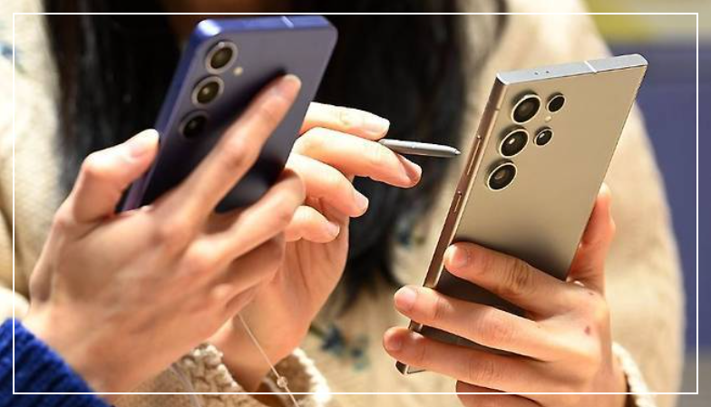 안드로이드폰 사용 모습. 사진 연합뉴스