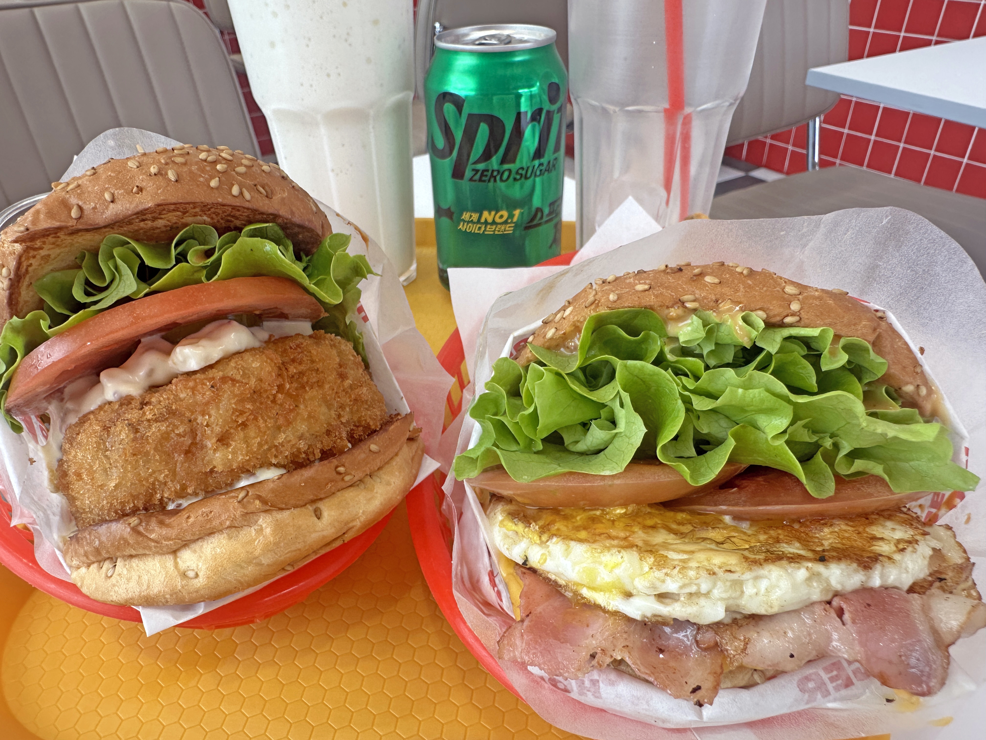 홀리몰리버거 창원중앙점 - 리얼통새우버거, 베이컨치즈버거