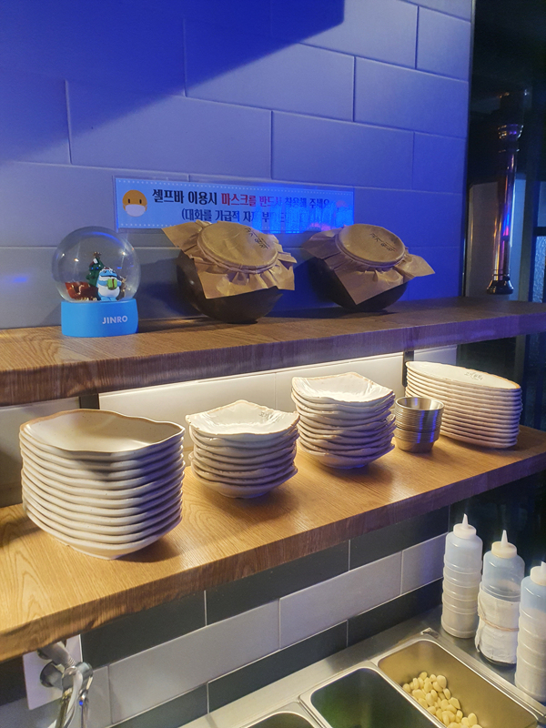 셀프바에-준비된-식기