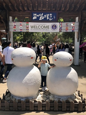 남이섬 드날문 입구에 있는 눈사람과 모자쓴 꼬마아이의 모습