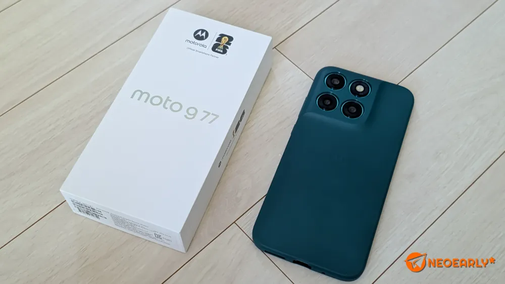 모토 g77 포장 상자와 꺼내놓은 본체