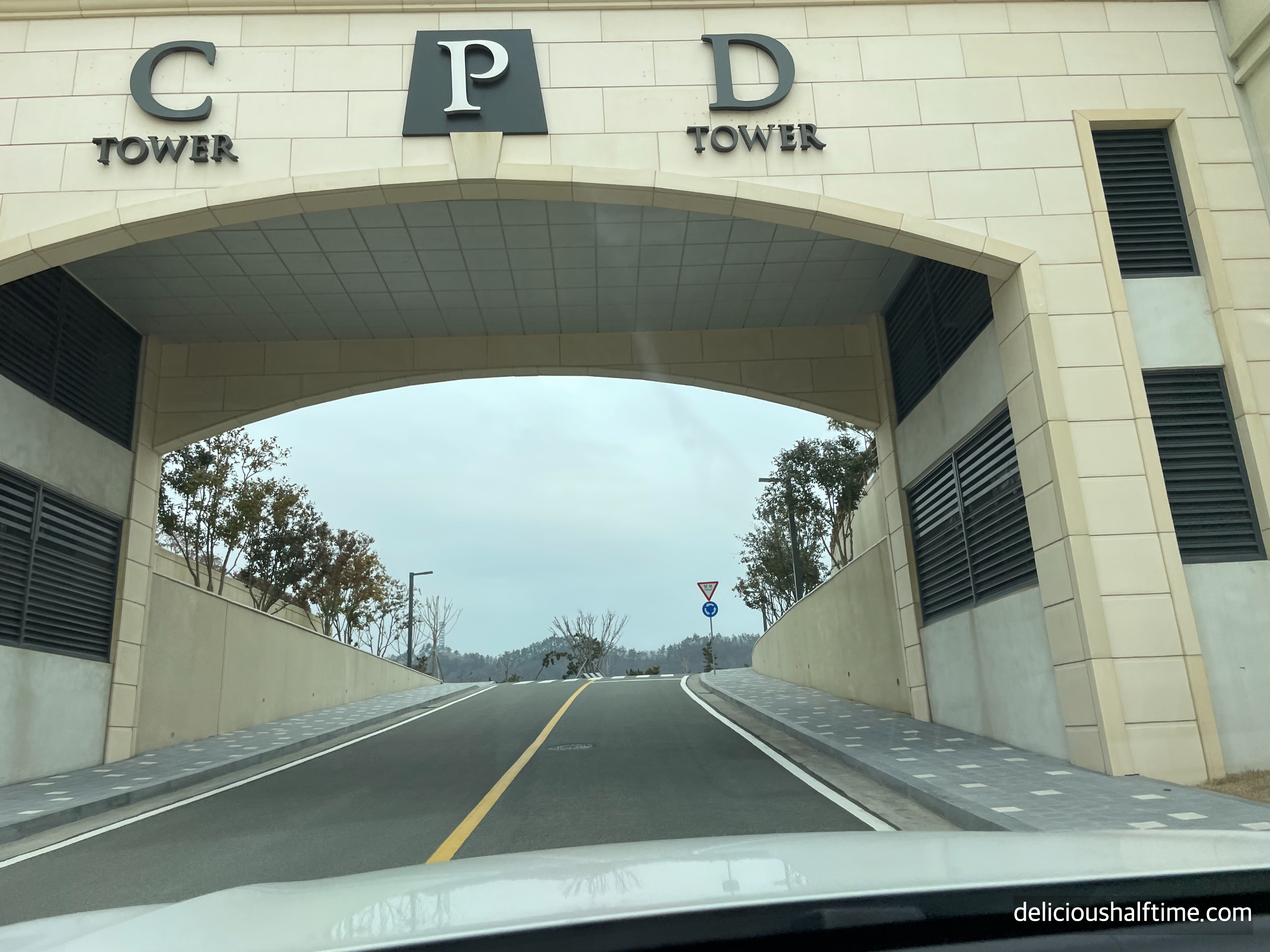 C&amp;#44;D&amp;#44;가 적혀있는 주차장 입구.