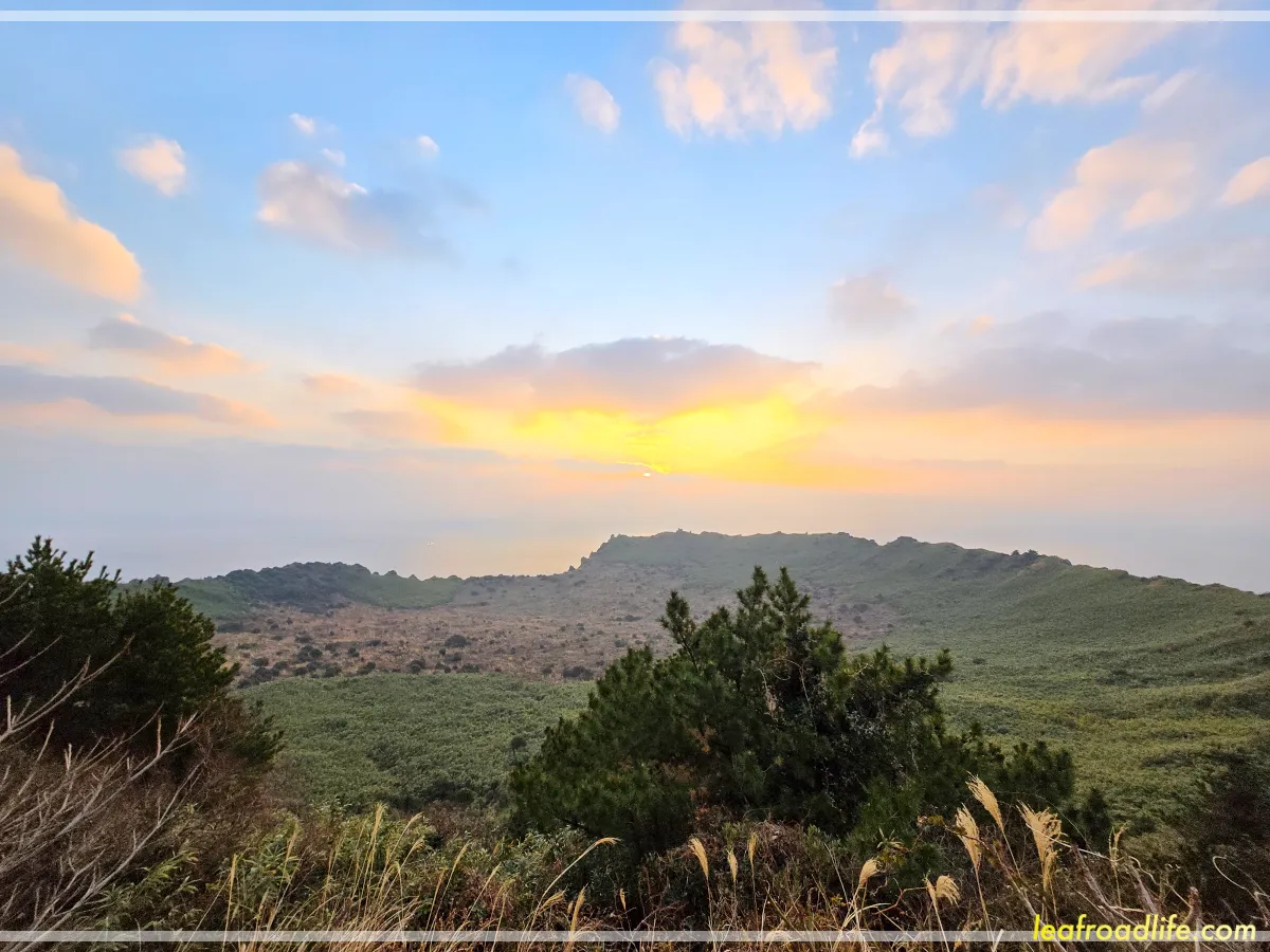 제주-여행-성산일출봉-정상-구름-위에-떠오른-태양