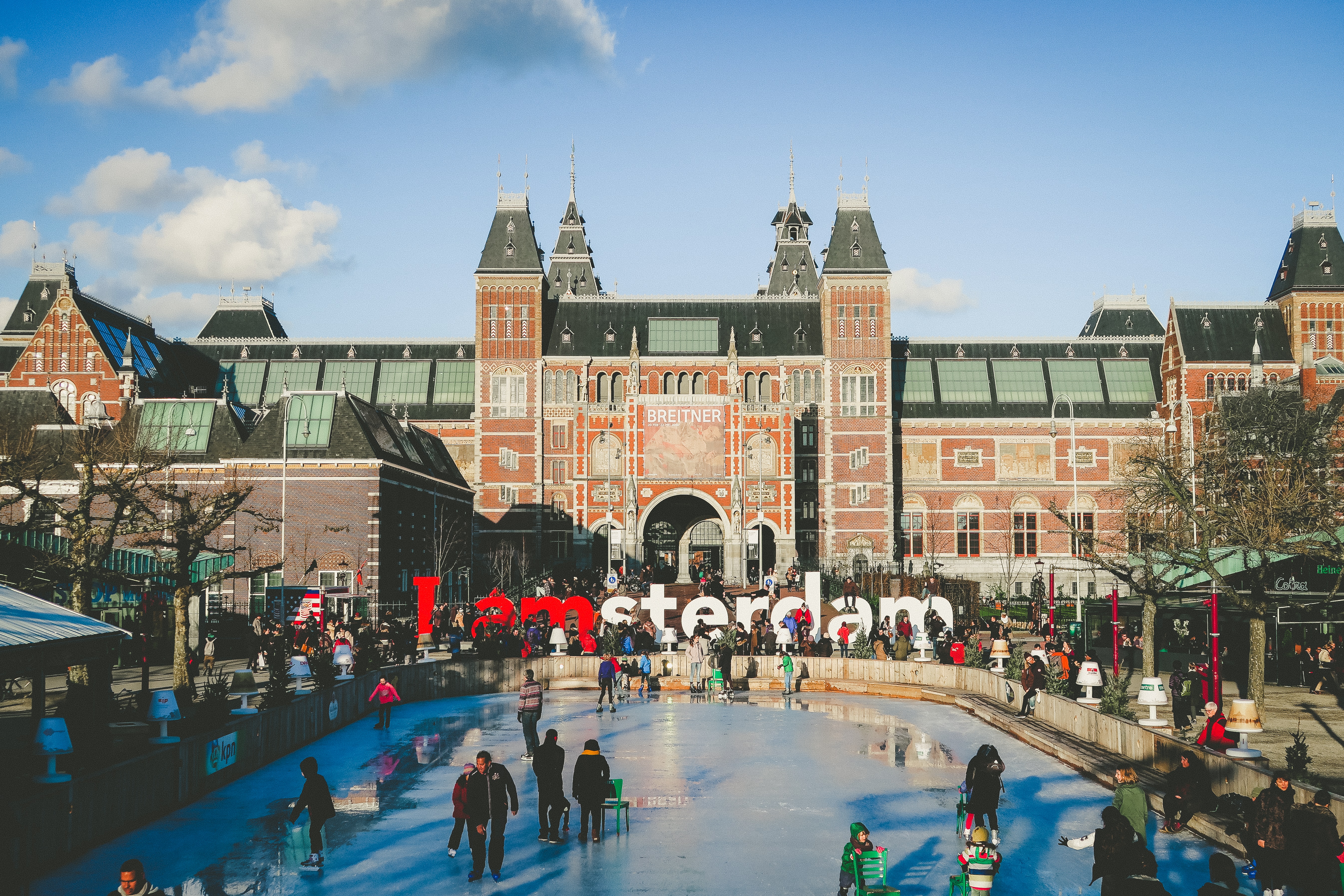 암스테르담의 큰 건물과 I amsterdam이라고 적혀진 간판