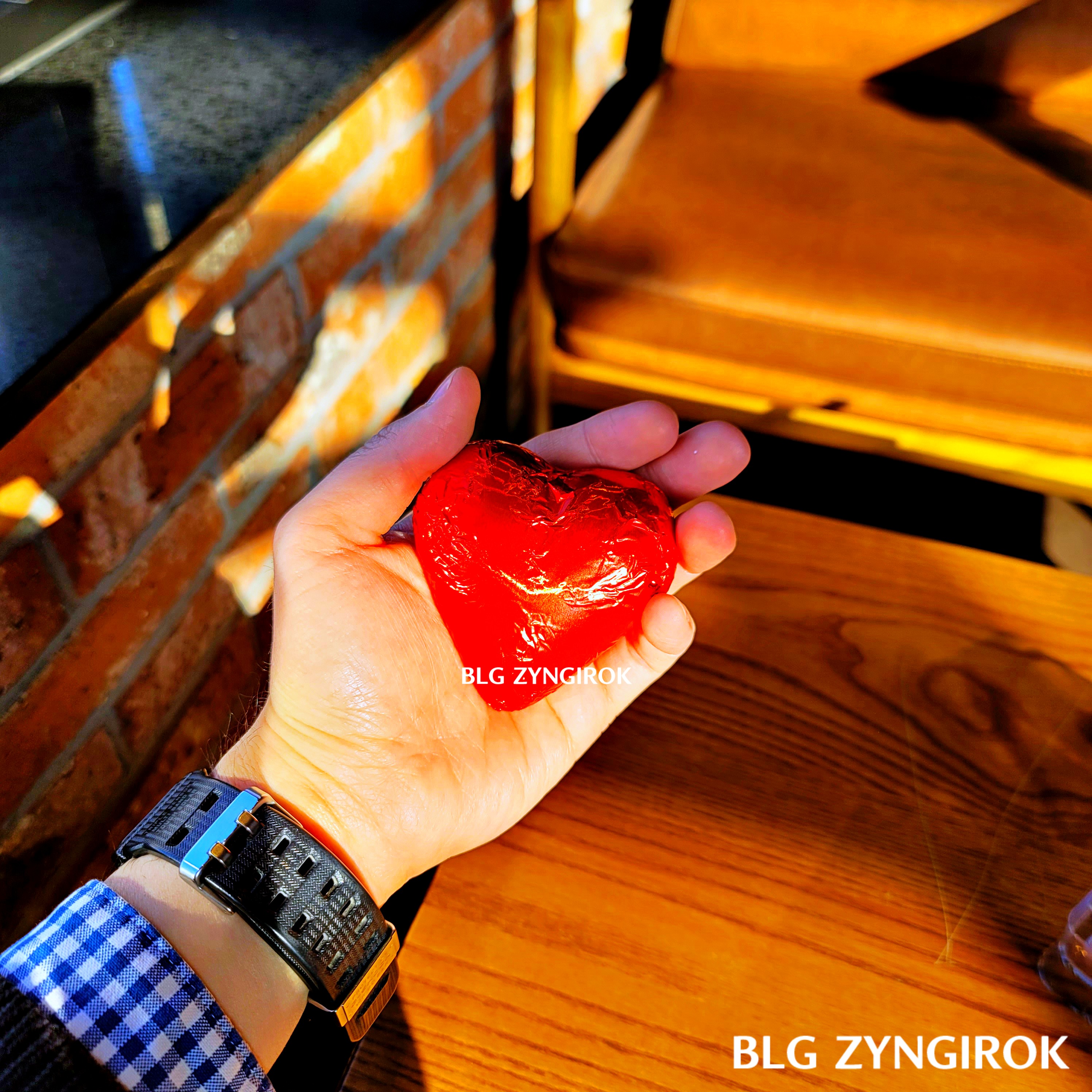 노브랜드 하트코코아밤을 들고 있는 모습이다.