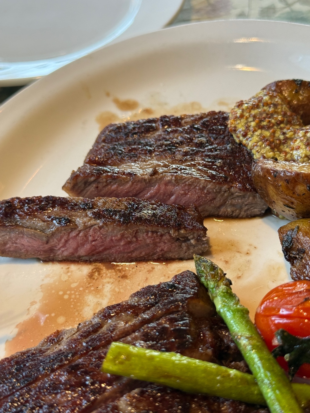 판교 토브나인 스테이크 단면 굽기 상태