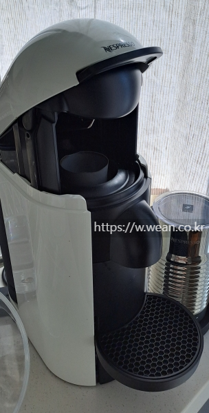 네스프레소 머신 뚜껑이 열려있어요.