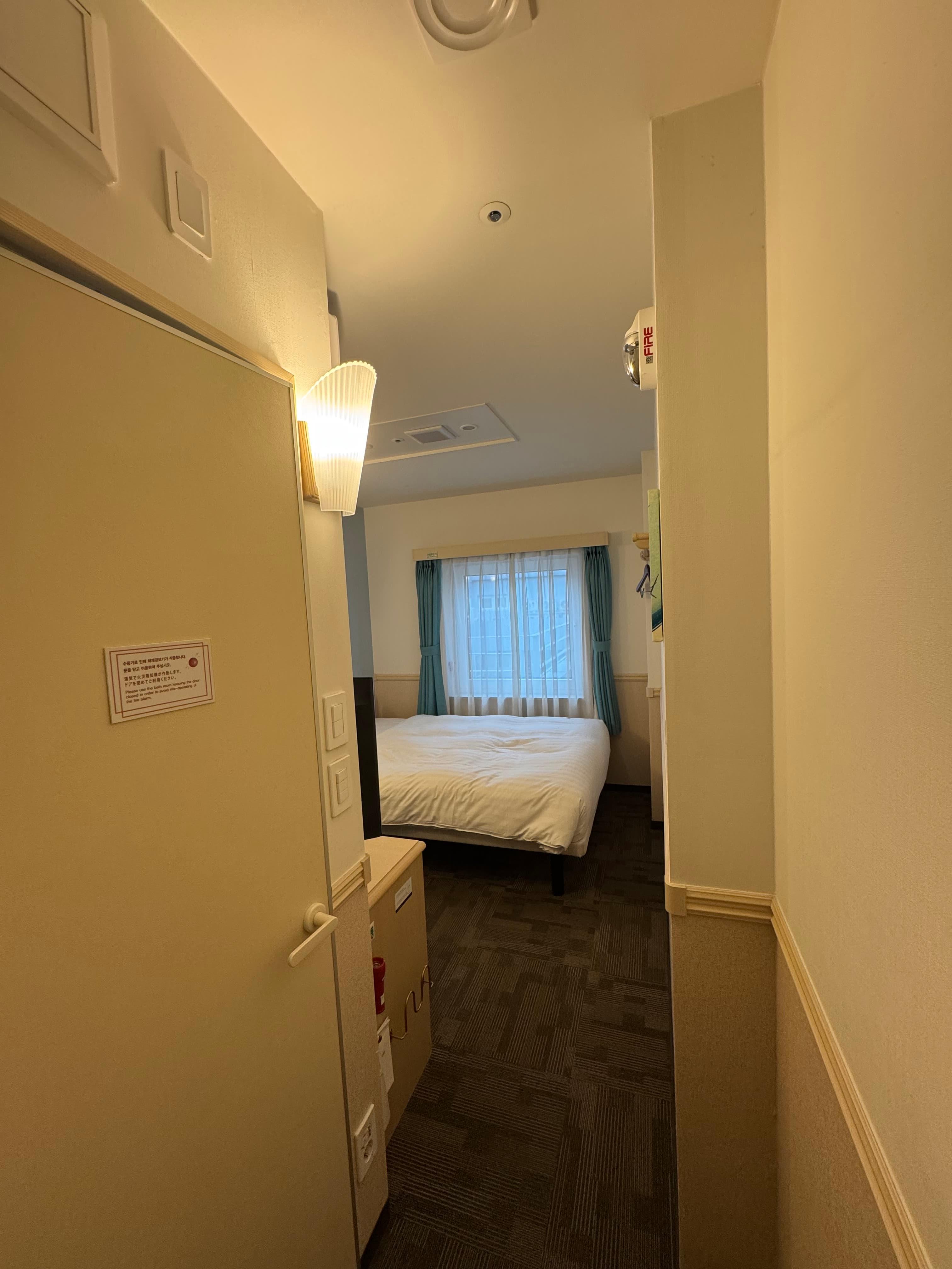 토요코인호텔-1인실-진입하면-생각보다-꽤-넓다는걸-알수있습니다.