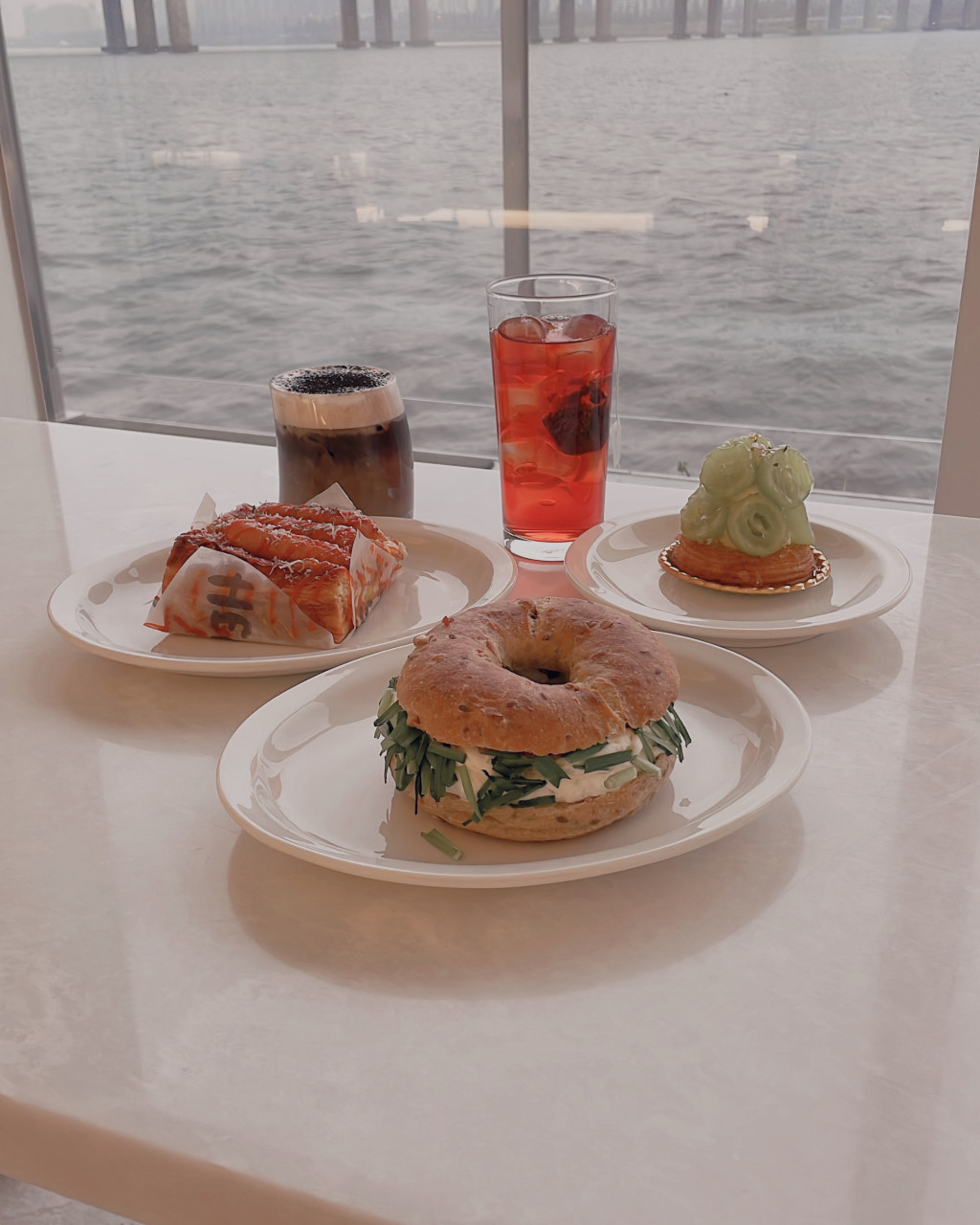 카페 베이글 샌드위치 및 음료 등 사진