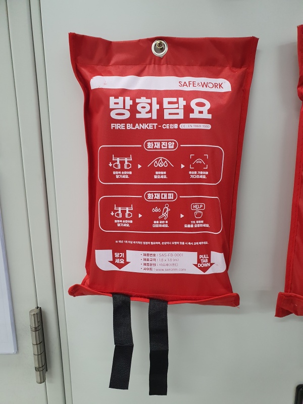 벽에-설치된-방화담요