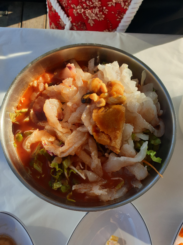 빨간 양념 위에 푸짐하게 올려진 회와 노란 알