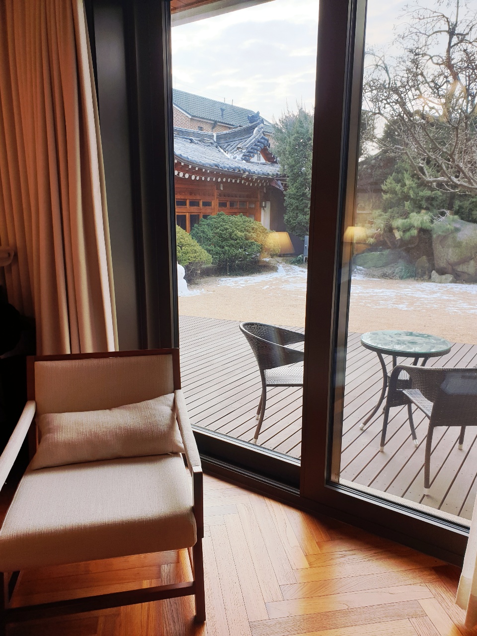 창 밖으로 보이는 아침 풍경