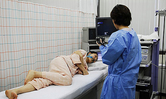 수면내시경을 하는 환자와 진료하는 의사