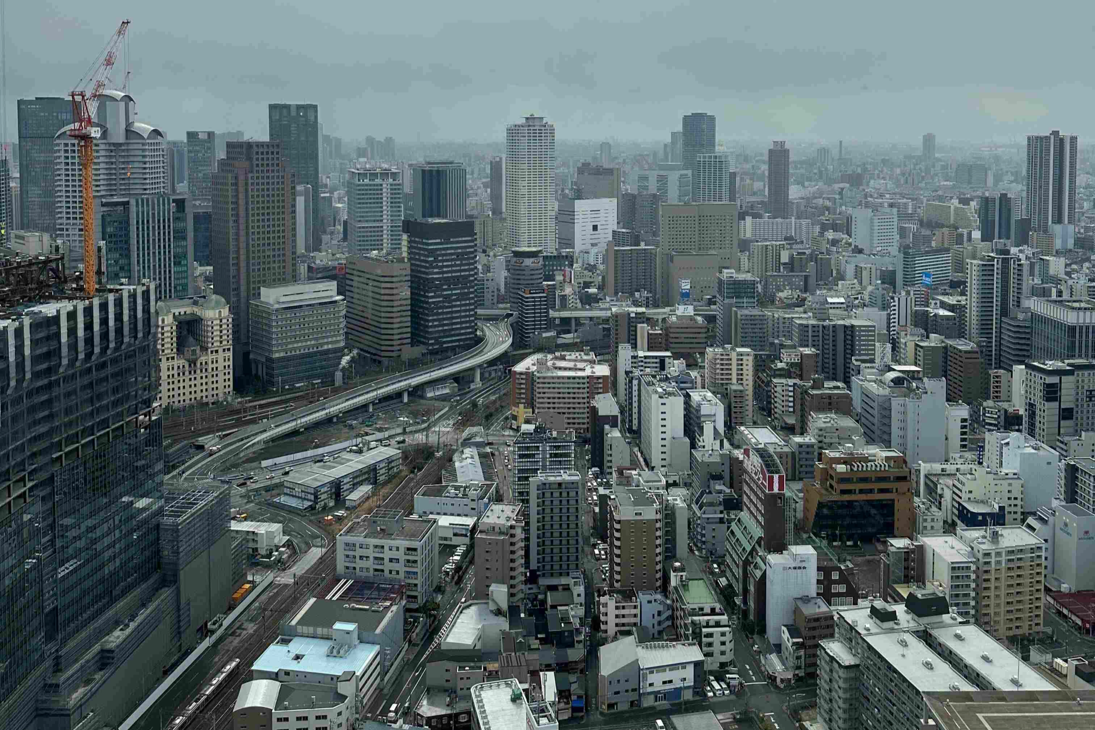 실내에서-본-우메다-전경