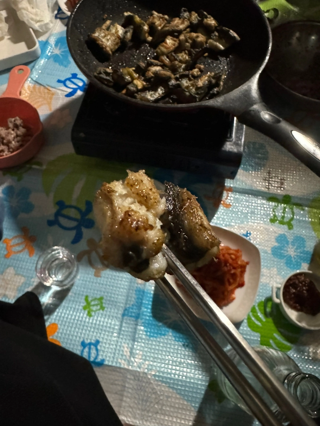 자연산 민물장어 가격이 너무 좋아요~ 자연산 장어는 자주 접하지 못하는 거 같은데 큰 이유가 아무래도 비싼 가격이 아닐까 행각해요~ 그런데 이게 웬걸 가격이 너무 좋았고 맛이 얼마나 쫀득거리는지 안 먹어본 사람은 절대 모르는 그 식감이 있어요. 그럼 민물장어와 바다 장어 차이와 왜 민물장어가 비싼지도 궁금하겠지요? 내 돈 내산후기!