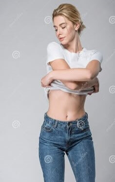 청바지를-입고서-미소를-지의며-상의를-벗으려는-여성