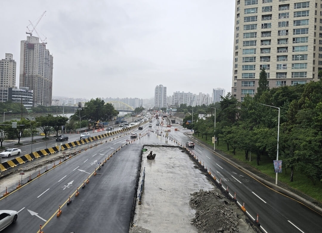 대심로 앞 도로공사 파쇄장면