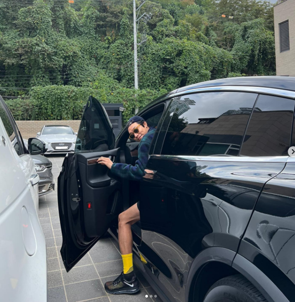 배우-류준열-차를-탑승하는-사진