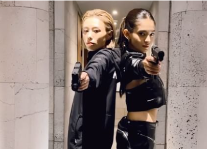 김예지가-다른-모델과-사격포즈를-취하고-있다