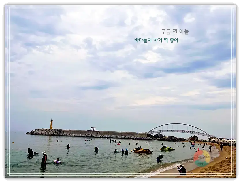 남애3리해수욕장_노란등대-다리-구름낀-하늘