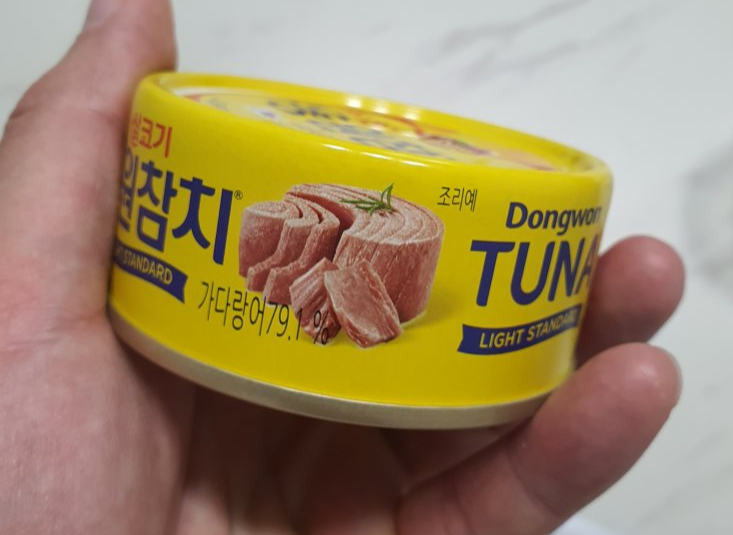 손에-들린-노란색-참치캔