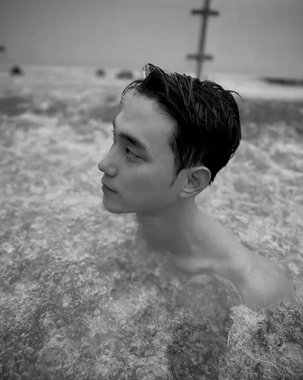 솔로지옥 3- 흑백사진 수영장 물안에 맨몸으로 들어가 다른 곳을 바라보고 있는 남자출연자 박민규