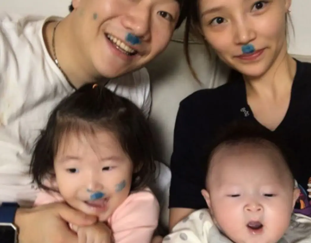 흰티를 입은 양현종 선수 우측 검은 옷을 입은 양현종 아내 아래 좌측 분홍색 옷을 입은 딸 우측 옆 신생아를 안고 웃고 있는 모습