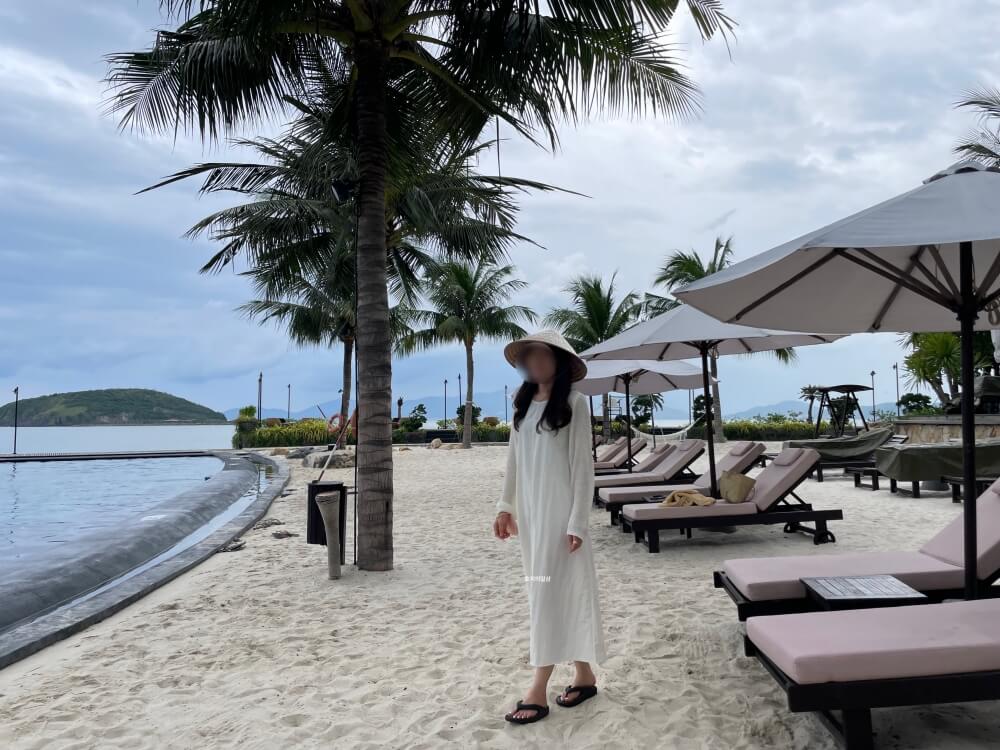 나트랑 아미아나 리조트 - 해수풀 주변 산책 모습