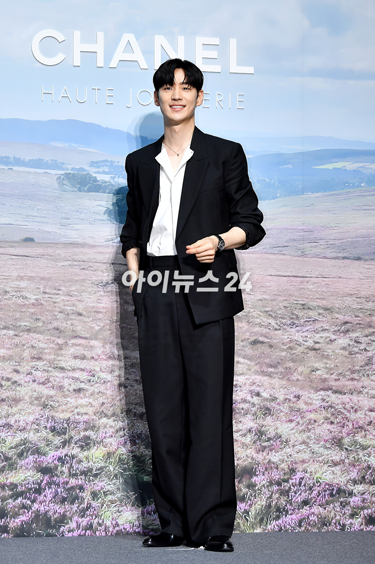 배우 이제훈이 27일 오후 서울 광진구 파이팩토리 스튜디오에서 열린 트위드 샤넬 주얼리 행사에서 포토타임을 갖고 있다. [사진=곽영래 기자]