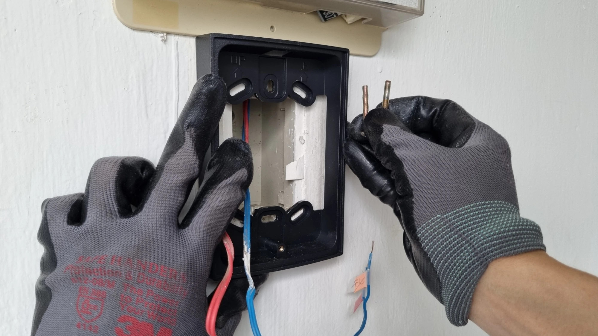 초인종 브래킷 설치 모습