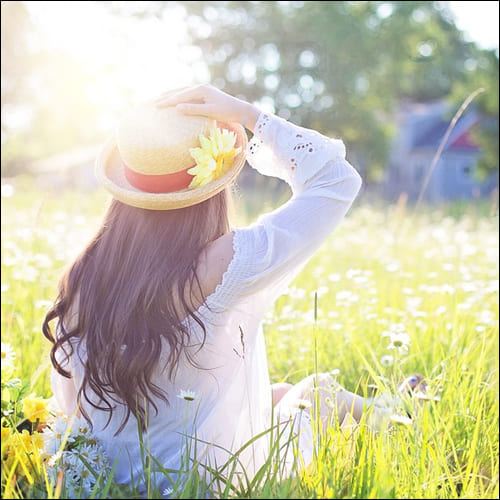 햇빛을 쬐고 있는 여성