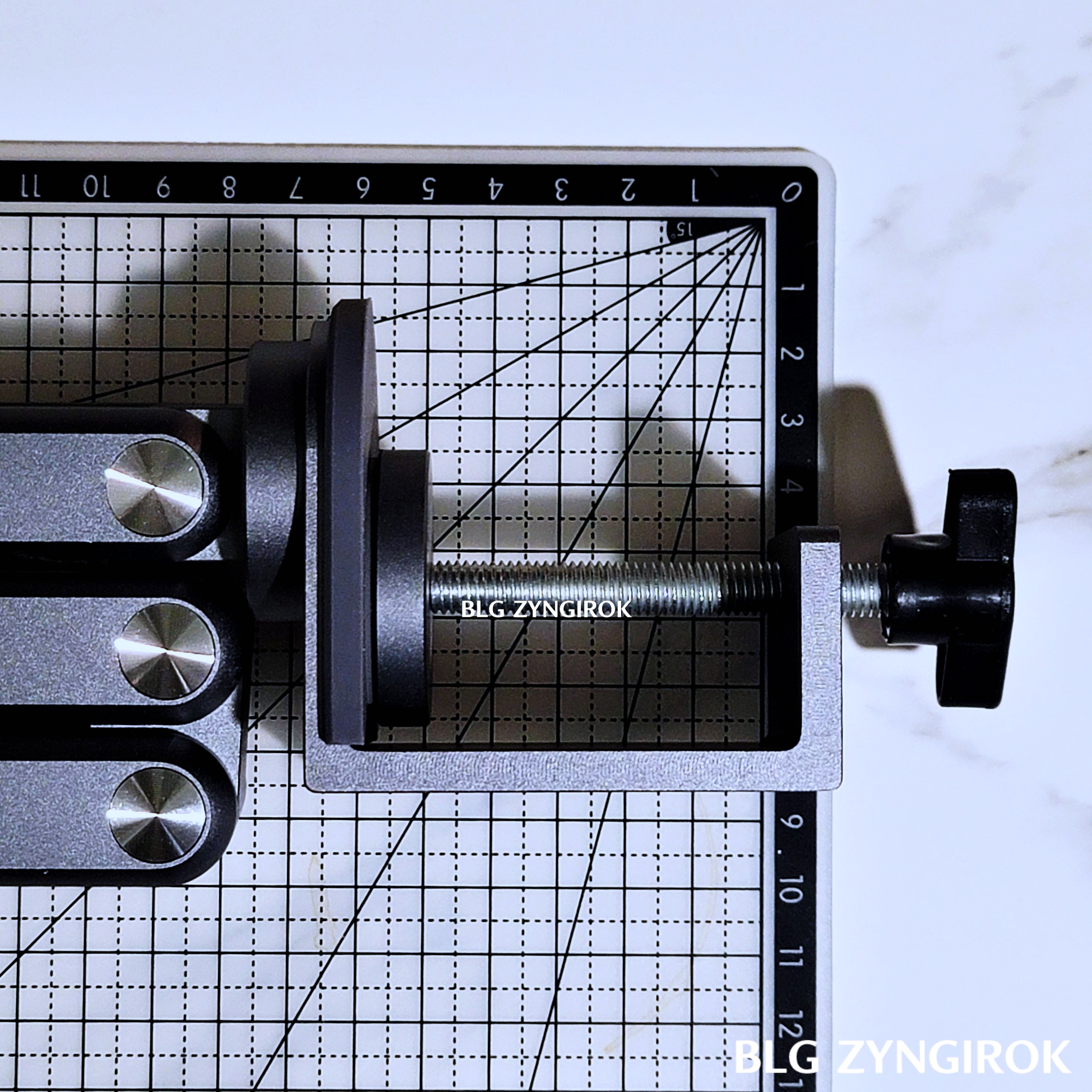 마그네틱 마운트 받침대가 눈금판위에 올려져있다. 받침대에 꽂을 수 있는 책상 두께는 5cm이다.