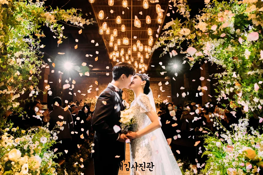 신랑신부 행진 후 플라워샤워