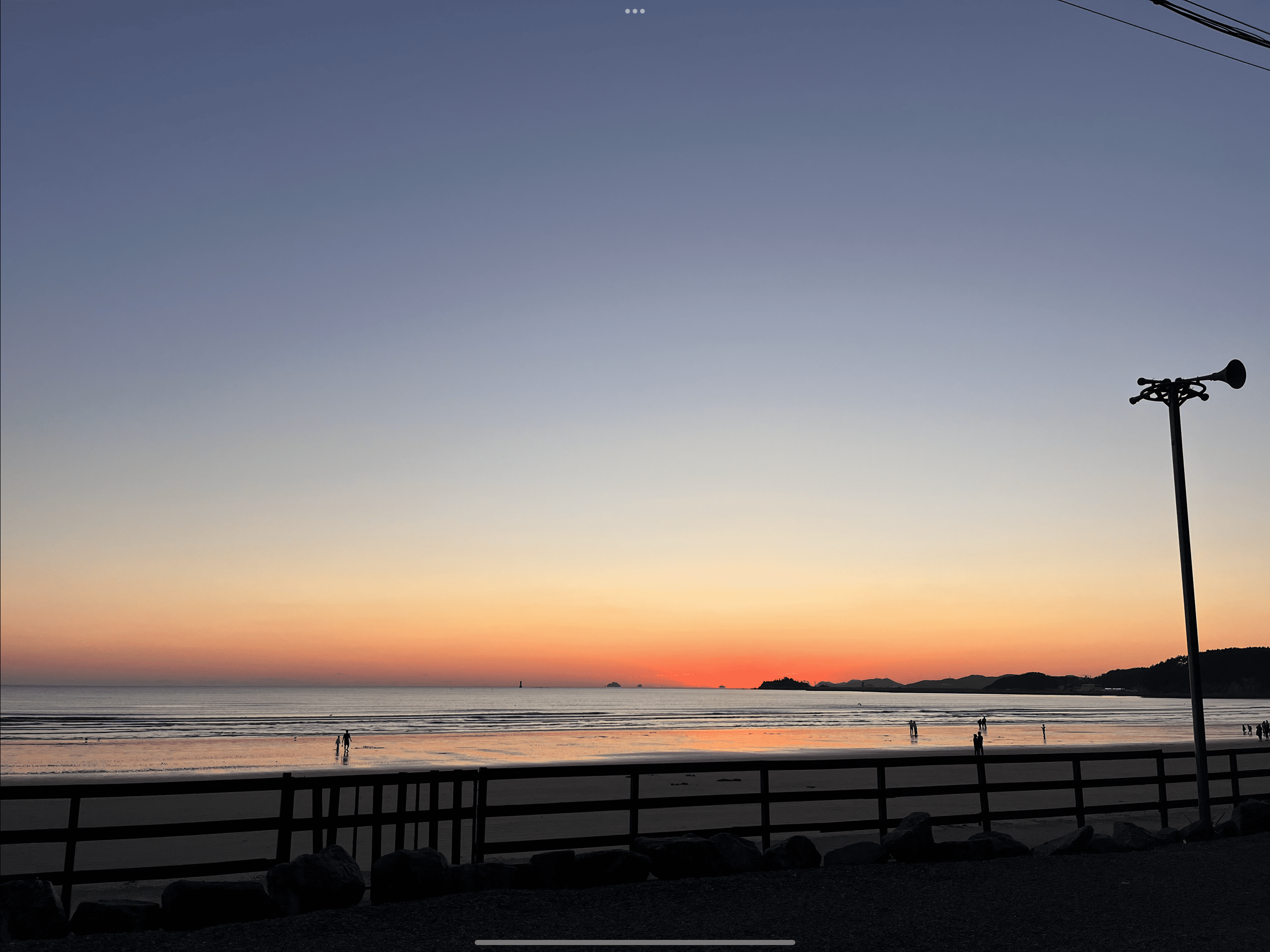 위는 파랗고 아래는 다홍색으로 물드는 일몰의 모습