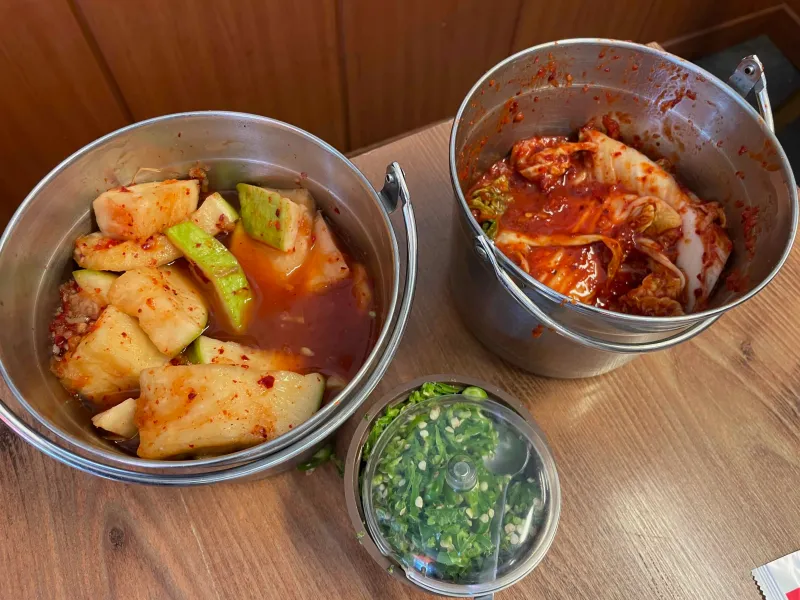 김치와 깍두기 청양고추가 통에 담겨진 모습