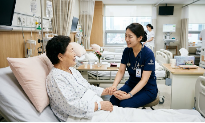 복막투석환자와 이야기 하고 있는 간호사