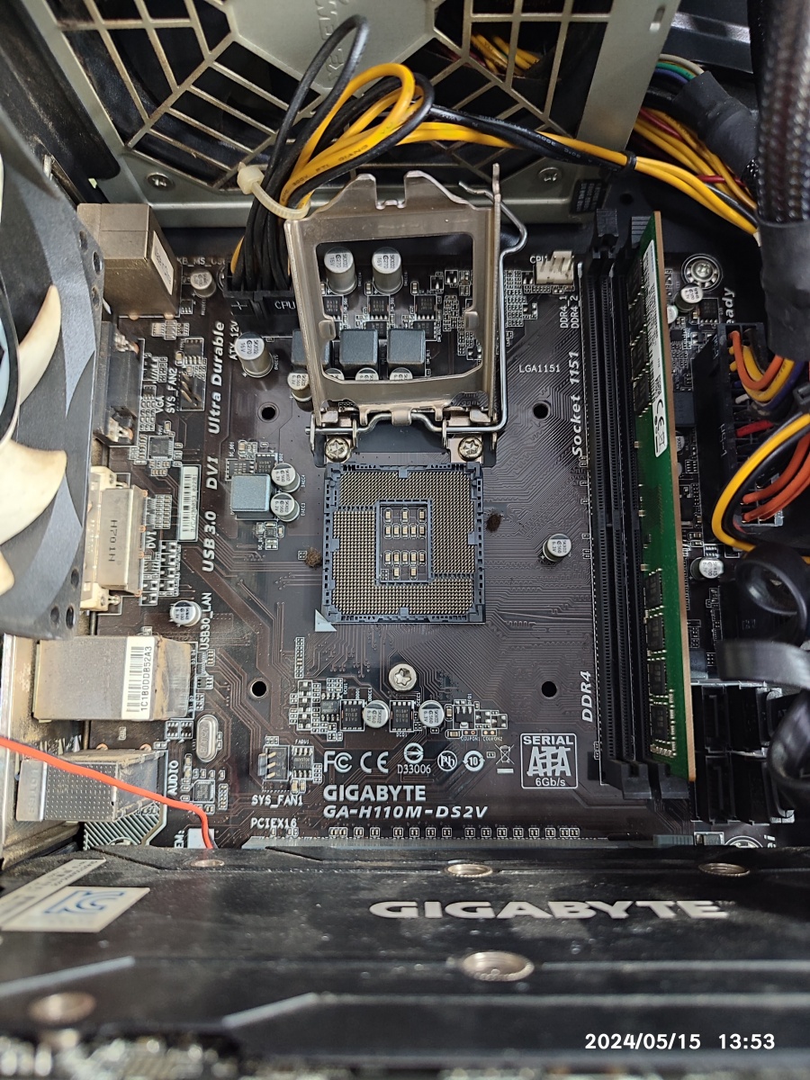 CPU 소켓 핀 상태 확인 중