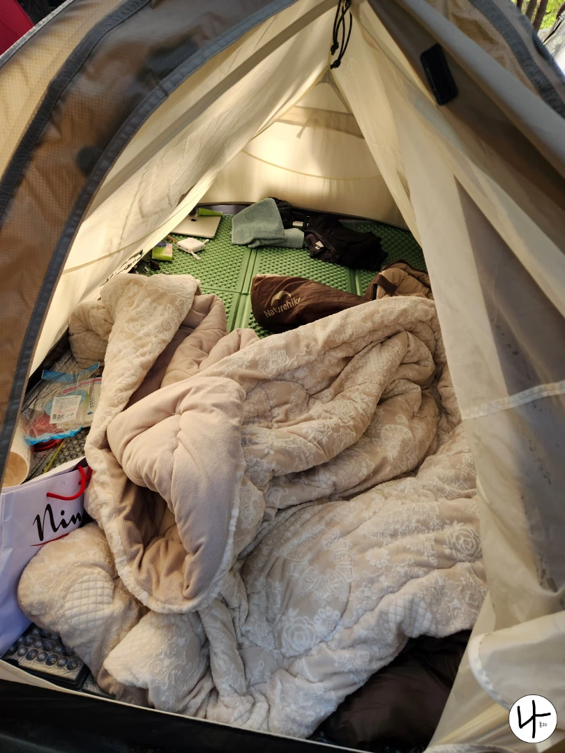 텐트-안에-설치된-이불과-침낭