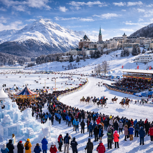 스위스 세인트모리츠 겨울 축제에서 알프스 산맥을 배경으로 얼어붙은 호수 위에서 말 경주와 다양한 겨울 행사가 진행되는 축제 현장 모습