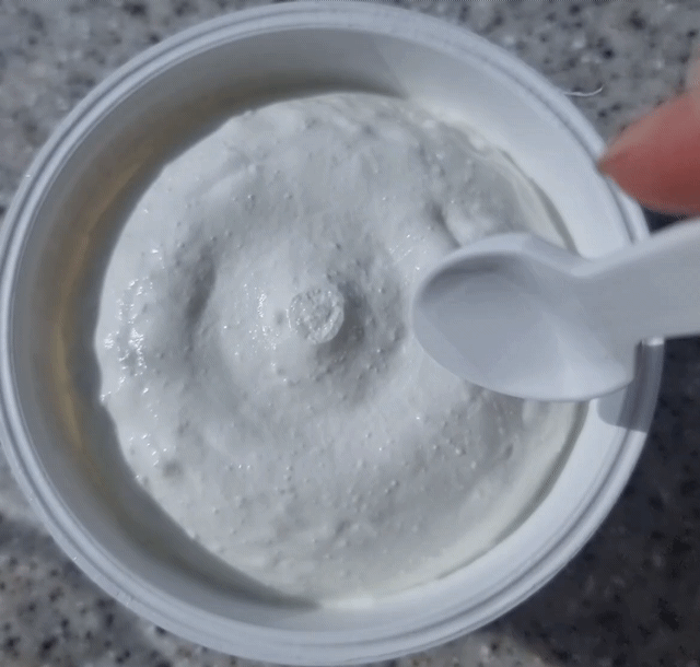 숟가락으로 그릭요거트를 뜨는 gif 파일&#44; 꾸덕한 덩어리감이 있다.