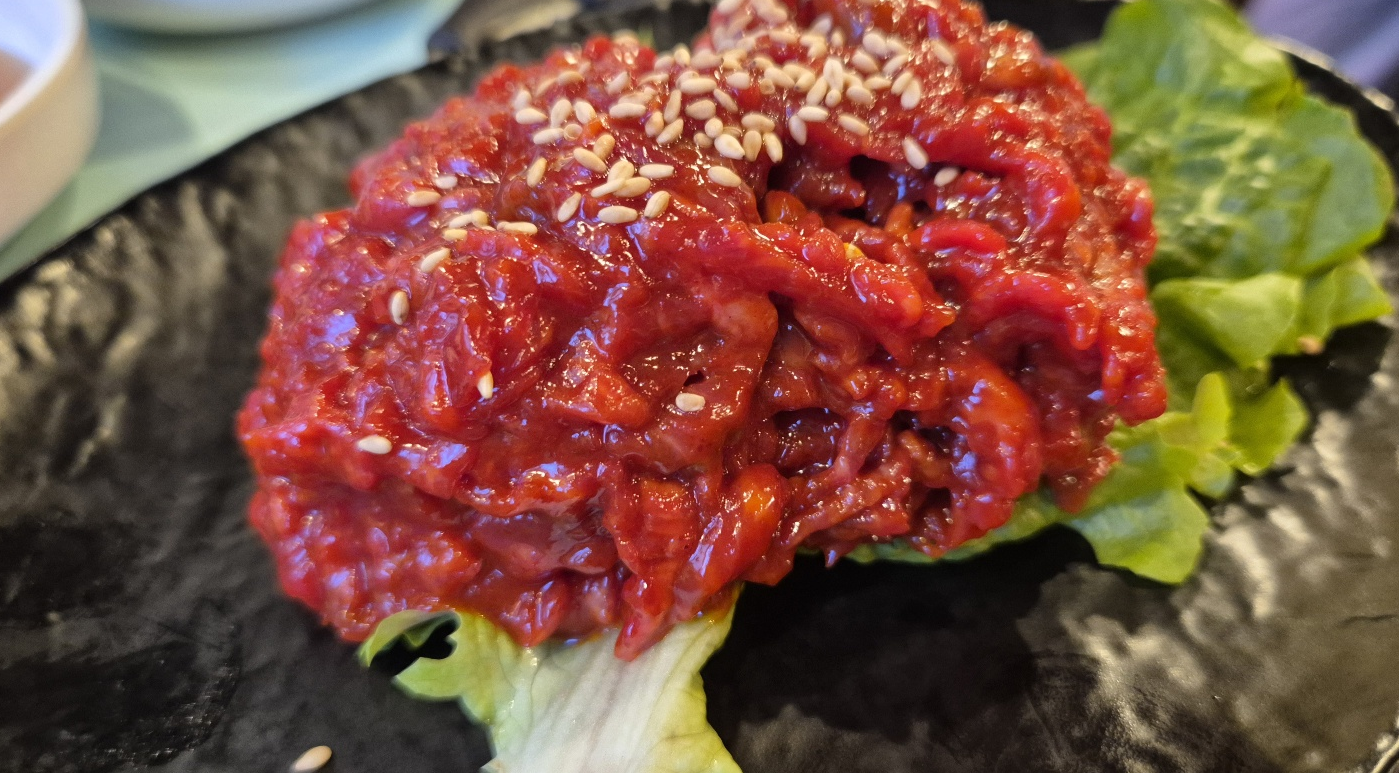 신선한 육회가 먹음직스럽다