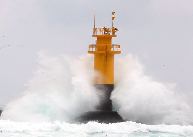 서귀포시 남원읍 앞바다에 거센 파도