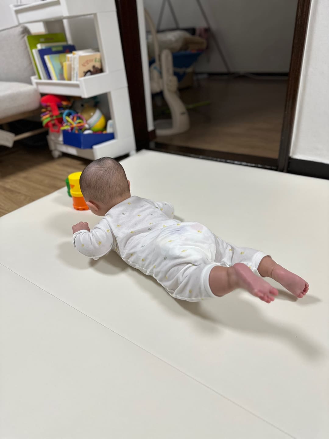 5개월 아기 터미타임 하는 모습