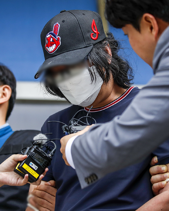 서울 양천구의 한 다세대주택에서 아랫집 이웃을 살해한 뒤 집에 불을 지른 혐의로 기소된 40대 남성이 무기징역을 선고받았다. 사진은 A씨가 지난 6월 27일 오전 서울 양천경찰서에서 검찰로 송치되며 취재진의 질문에 답하고 있는 모습. [사진=뉴시스]