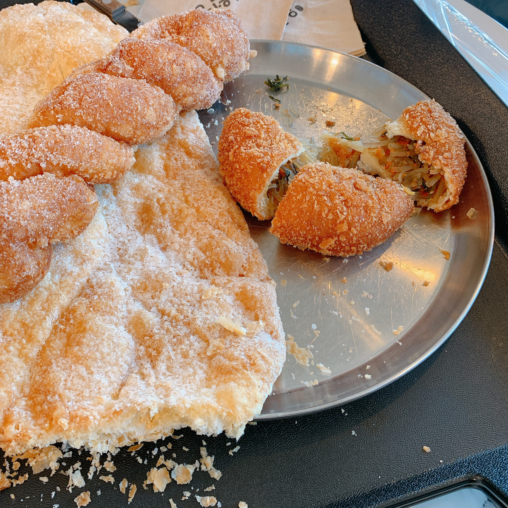 해월당 빵 맛있게 먹는 중