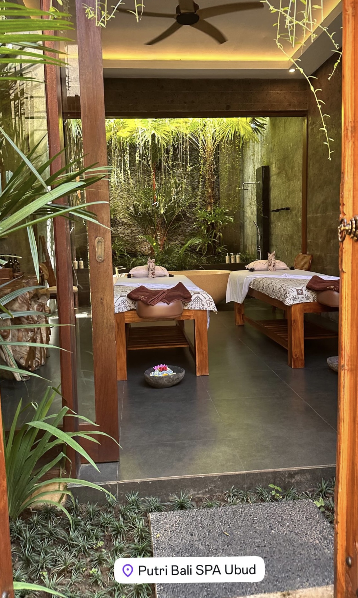 정글속에 있는 듯한 발리 푸트리 스파의 마사지 룸