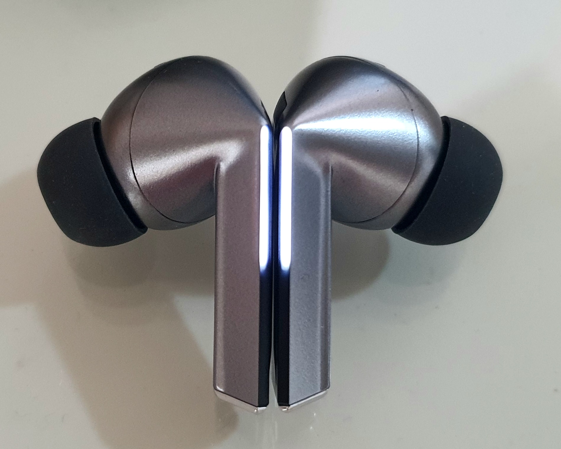 블레이드-불빛이-독특한-이어폰입니다.