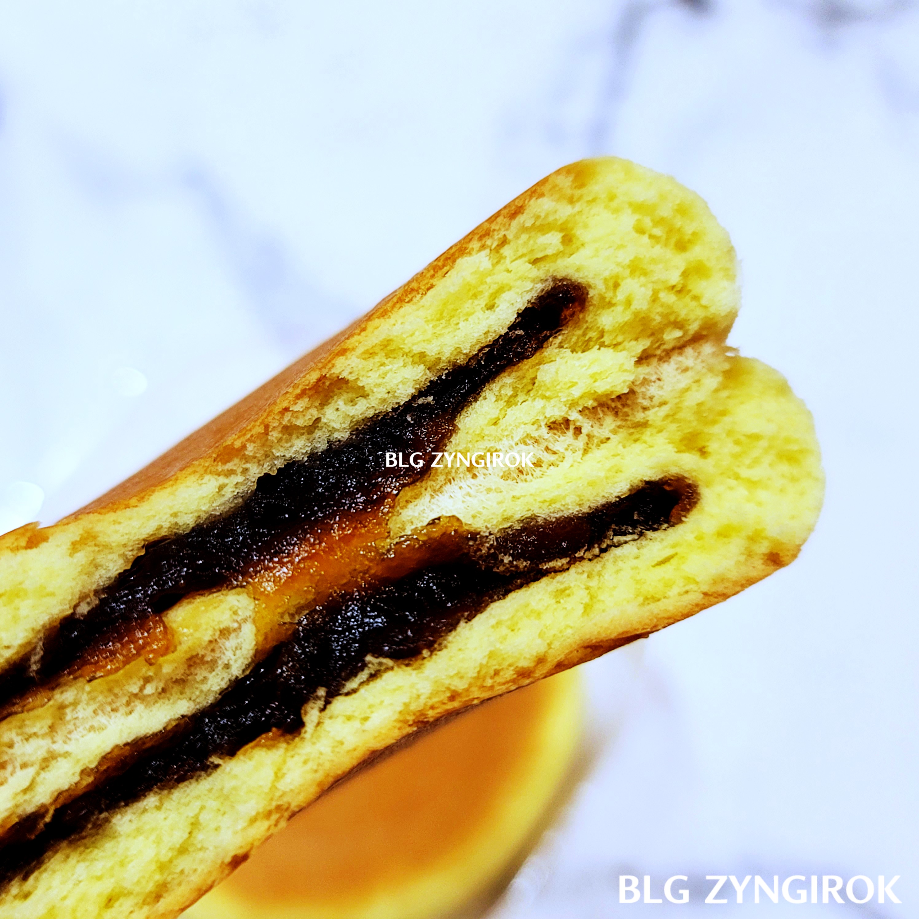 파닥몬의-마롱호떡을-반가른-모습이다.-마롱꿀이-빵에-가득차있다.