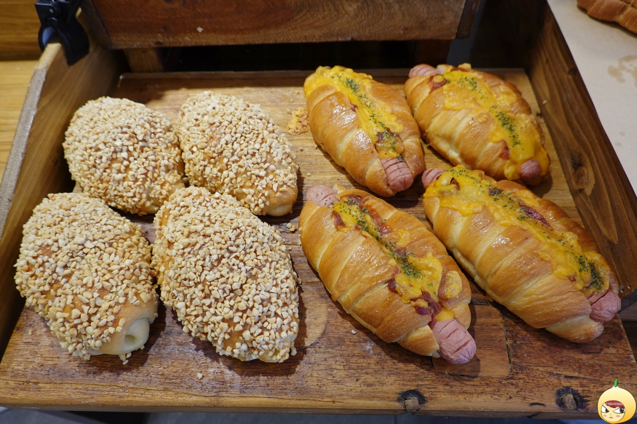 피넛버터 & 소시지 소금빵