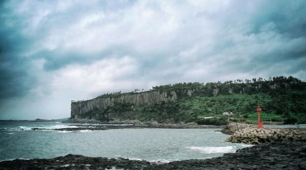 제주도 구름낀 날씨의 성산일출봉 절경